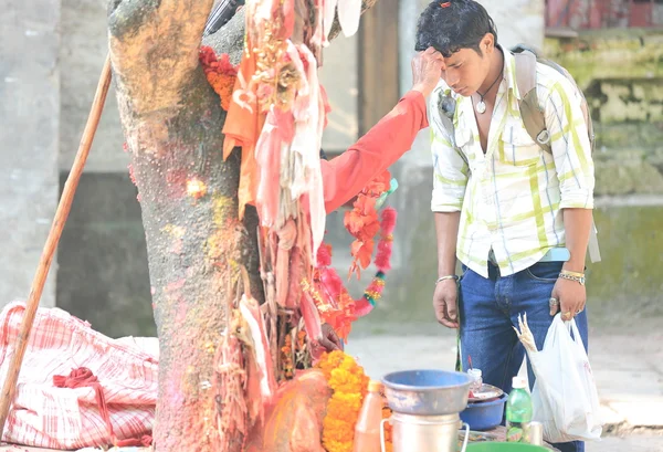 Sadhu blessing nepali youngster. — Stock Photo, Image