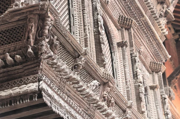 Janela de madeira ricamente esculpida. Kathmandu. . — Fotografia de Stock