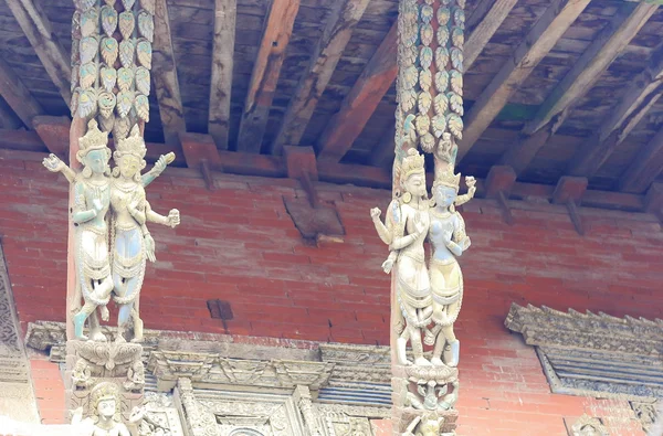 0188 Poutres de toit sculptées. Palais Royal-Bhaktapur-Népal . — Photo
