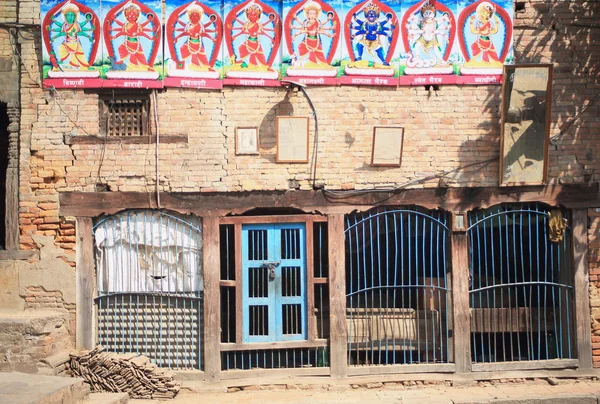 0200 modré malované dveře a rošty. wakupati narayan chrám bkaktapur. — Stock fotografie