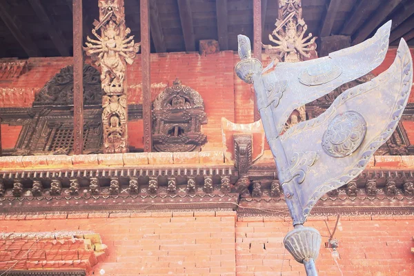 与尼泊尔国旗的金属锦旗。taumadhi 描-巴克塔普尔-尼泊尔。0224 — 图库照片