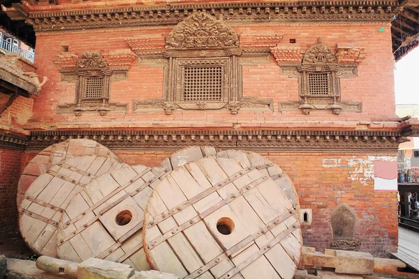 Festival chariot wheels. Bhairabnath temple-Taumadhi Tole. Bhaktapur-Kathmandu Valley-Nepal. 0218 — Stock Photo, Image