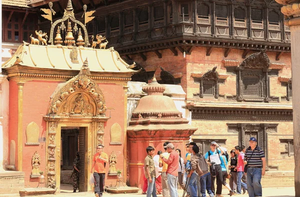 Lokalbefolkning och turister på sun dhoka-golde gate bhaktapur-nepal. 0236 — Stockfoto