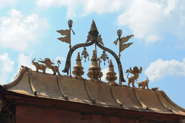 ゴールデン ゲート バクタプル ネパールの屋根の上の装飾。0241 — ストック写真