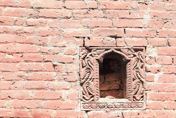 瞎了墙上的窗口。皇家宫殿-巴克塔普尔-尼泊尔。0243 — 图库照片