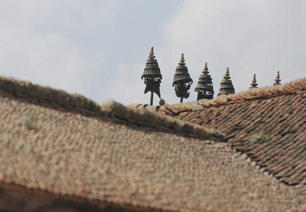 金属屋顶装饰。皇家宫殿-巴克塔普尔-尼泊尔。0256 — 图库照片