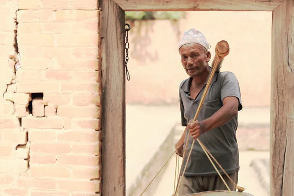 Nepali workingman in the Royal Palace-Bhaktapur-Nepal. 0257 — Stok fotoğraf