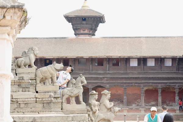 Touritsts w klatce schodowej świątynia Lakszmi siddhi-bhaktapur-nepal. 0266 — Zdjęcie stockowe