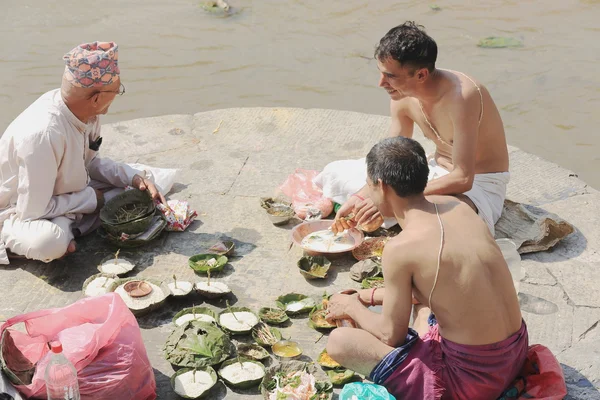 Bhatta sacerdotes-nepali fiel hombre-Pashupatinath templo. Deopatan-Katmandú-Nepal. 0280 — Foto de Stock