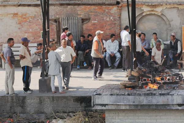 Crémation dans le temple Bhasmeshvar Ghat-Pashupatinath-rivière Bagmati. Deopatan-Katmandou-Népal. 0279 — Photo