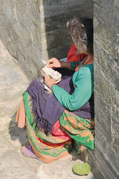Siedzi kobieta pieniądze licząc. Pashupatinath świątyni deopatan-kathmandu-nepal. 0291 — Zdjęcie stockowe