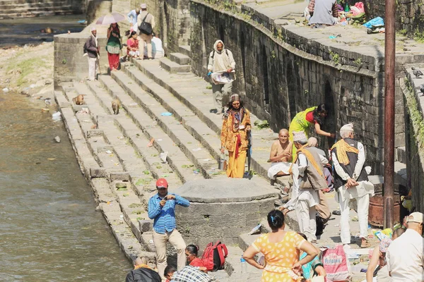 Bhatta sacerdotes-hindúes sadhus-fieles. Bagmati river-Deopatan-Kathmandu-Nepal. 0289 — Foto de Stock