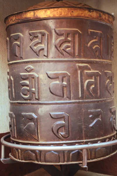 큰 기도 휠입니다. Boudhanath-Bodhnath 불교 stupa 주변 신사. 카트만두-네팔입니다. 0309 — 스톡 사진