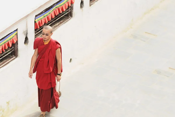 Sacerdote lama budista alrededor de la estupa Boudhanath-Bodhnath. Katmandú-Nepal. 0326 — Foto de Stock