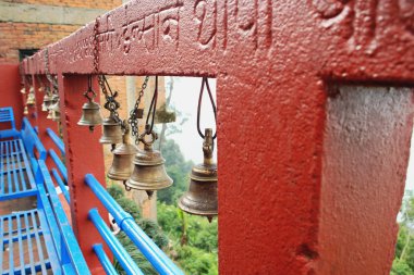 küçük bronz bells ile dış çit. manakamana mandire-nepal. 0337