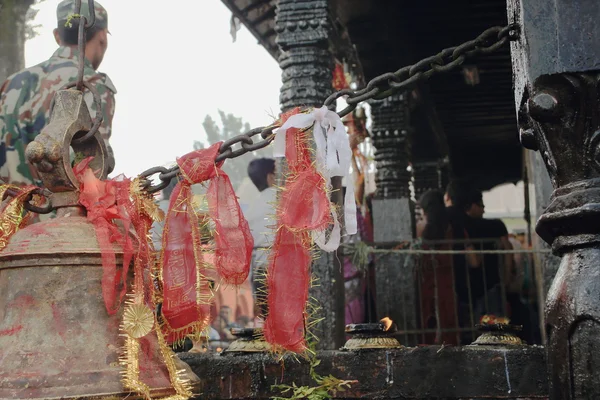 Czerwone wstążki w manakamana mandir-nepal. 0340 — Zdjęcie stockowe