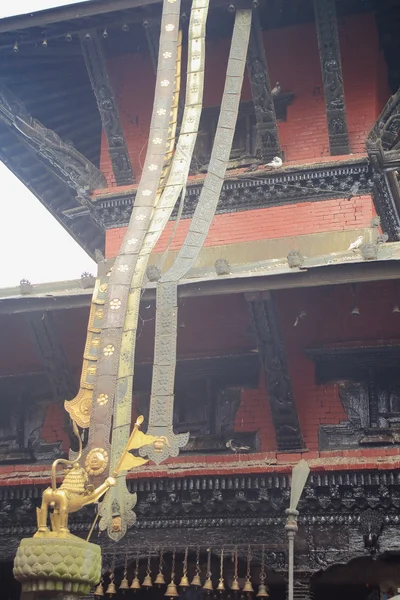 Messinglöwe vor dem Manakamana Mandir-Nepal. 0348 — Stockfoto