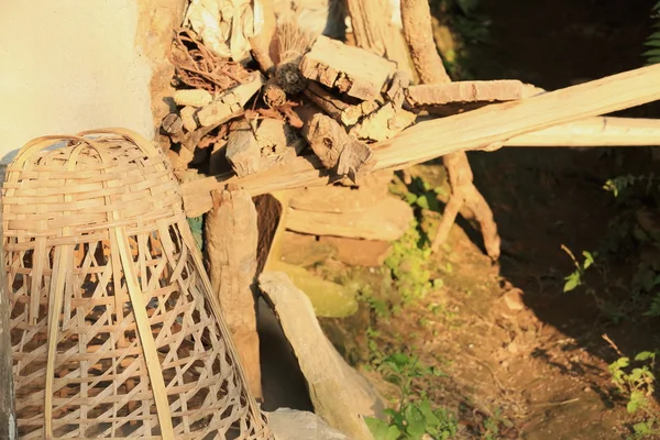 Wicker basket and firewood. Bandipur-Nepal. 0364 — Stock Photo, Image