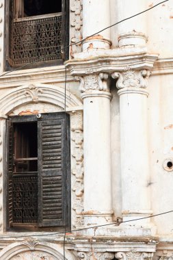 Klasik newari house beyaz cephe. bandipur-nepal. 0394