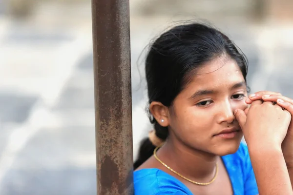 Promyšlené nepálština oblečená mladá žena modrá. bandipur Nepál. 0399 — Stock fotografie
