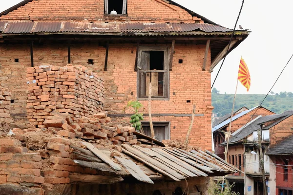 Altes rotes Backsteinhaus mit aufgehender Sonnenfahne. bandipur-nepal. 0393 — Stockfoto