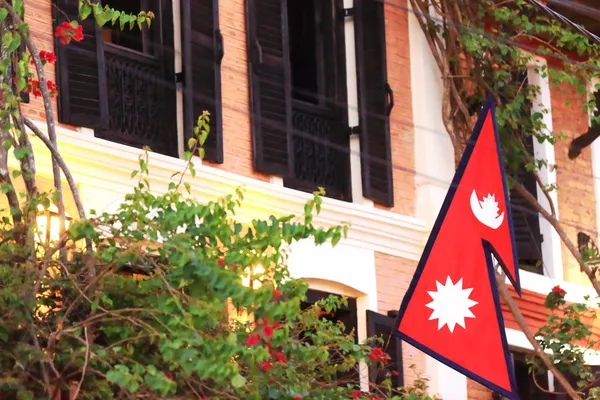 Nepali flag facing newari house. Bandipur-Nepal. 0400 — Stock Photo, Image