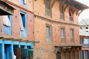 Kırmızı tuğla newari ev sahipliği yapmaktadır. Bandipur-Nepal. 0447