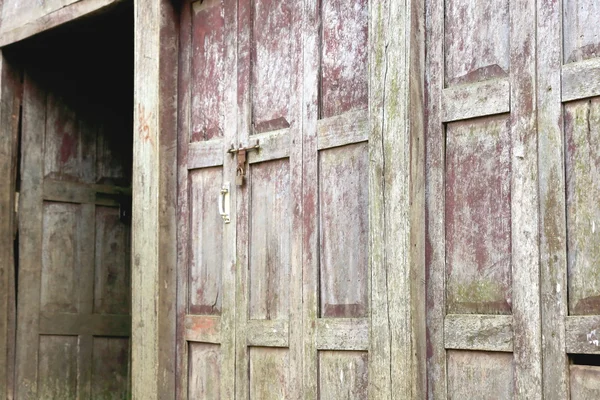 Farba wyblakłe drewniane drzwi. Bandipur-Nepal. 0443 — Zdjęcie stockowe