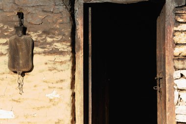 sıcak su torbası. House dhampus-Nepal. 0493