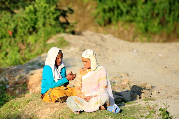 Un par de mujeres locales en la charla. Dhampus-Nepal. 0501 — Foto de Stock