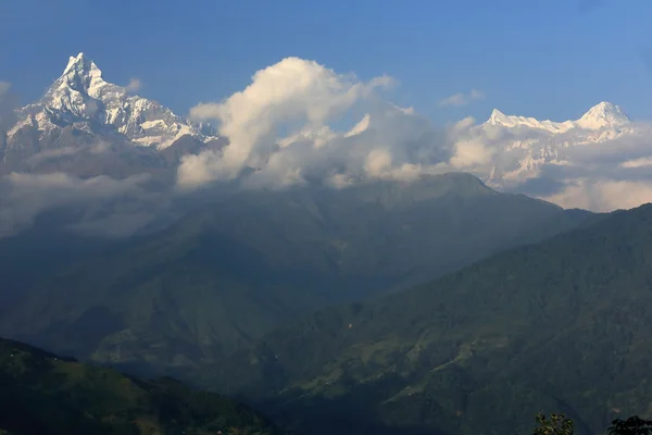Горы Мачапучаре и Аннапурна IV видны из Дампуса-Непала. 0502 — стоковое фото