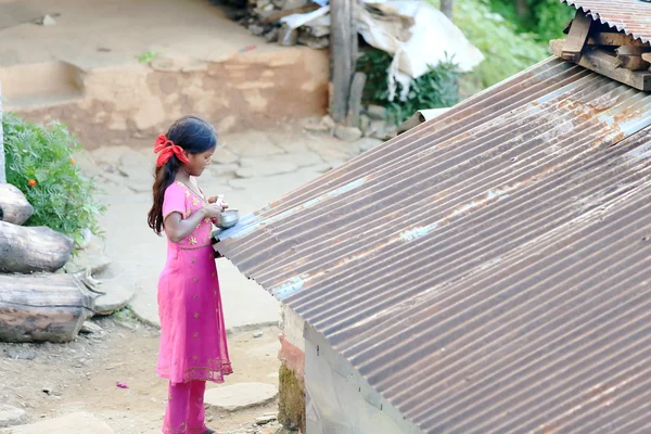 Nepáli fiatal nő vágás hagymát. Dhampus-Nepál. 0518 — Stock Fotó