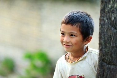 genç çocuk okuldan geri geliyor. dhampus-nepal. 0533