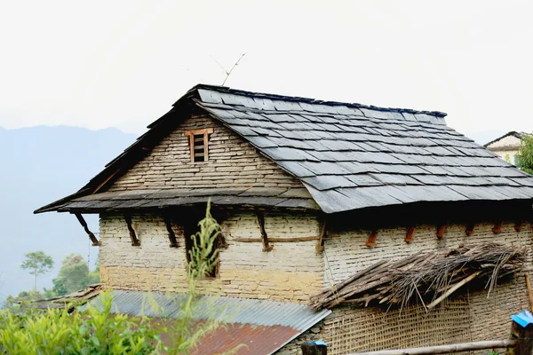 Břidlicové zastřešená dům v Nepálu dhampus. 0528 — Stock fotografie