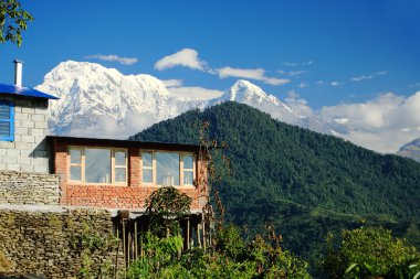 Annapurna Güney (l) ve hiun yakın (r) monte edilir. dhampus-nepal. 0542