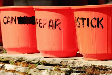 plastik atık kutuları. pitam deurali-nepal. 0551