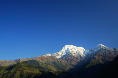 Annapurna Güney (l) ve hiun yakın (r) monte edilir. landruk-nepal. 0586