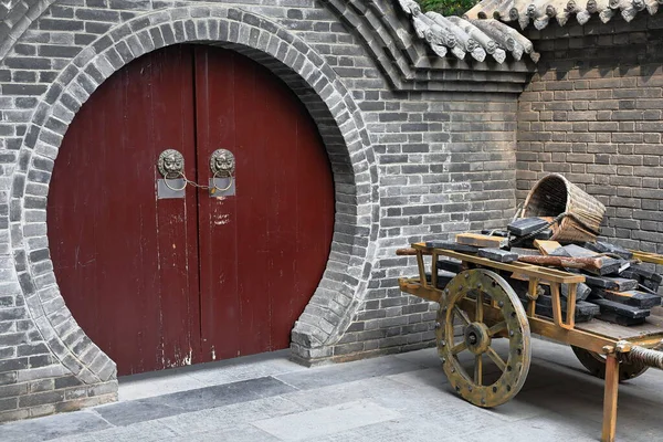 Porta Rotonda Legno Dipinto Marrone Che Conduce Cortile Stoccaggio Accanto — Foto Stock