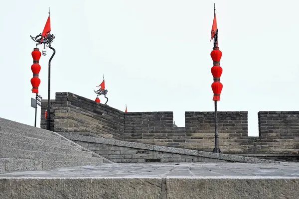 位于永宁 南门地区城墙顶上的城垛边 未点亮的中国风格的红色灯笼 夜间照明用 不挥动的红旗 — 图库照片