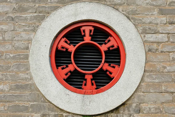 Китайский Традиционный Стиль Круглой Стены Вентиляционной Решетки Окрашен Красный Цвет — стоковое фото
