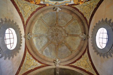 13. yüzyıldan 1909 'a kadar uzanan zengin dekore edilmiş Neo-Rococo sarayının alçı tavanı Pousada-lüks bir otele dönüştürüldü. Estoi Köyü-Faro-Algarve-Portekiz.