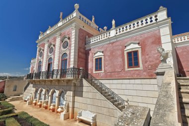 Neo-Rococo-neoBarok-Neoklasik sarayın güney cephesi bahçe-yarı daire balkon-pencereler ve balüstraddaki kapı-çatı heykellerine bakıyor. Estoi Bölgesi-Faro-Algarve-Portekiz