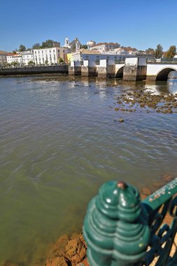 12. yüzyıldan kalma ve 17. yüzyılda yeniden inşa edilmiş sözde Ponte Romana-Roma Köprüsü, kentin iki kesimini birbirine bağlayan Gilao nehri boyunca uzanır. Tavira şehri-Algarve vilayeti-Portekiz.