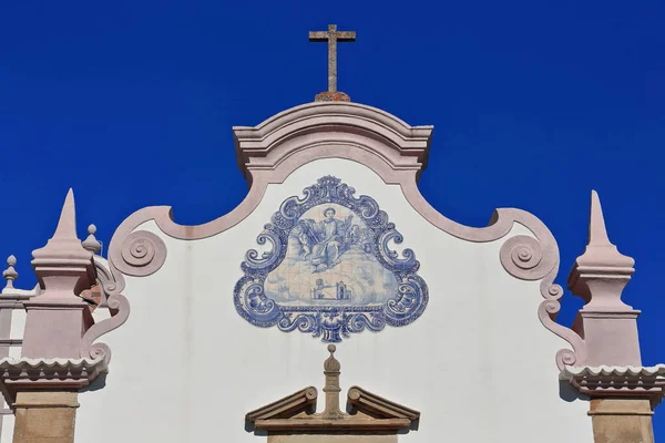 Facingフロントファサード ルレンコ教会 Igrejaマトリックスは 正面にAzulejoタイルとバロック様式の2番目の層でXvii世紀の終わりに建てられました アルマンシル教区 ルーレ自治体 アルガルヴェ ポルトガル — ストック写真