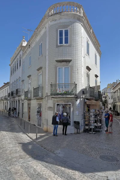 Tavira Portugal Mai 2018 Tourists Window Shopping Souvenir Store Corner — Fotografia de Stock
