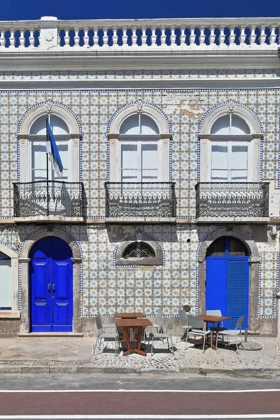 18世紀からのプラタ博士アントニオ パディニャ広場のネオクラシック様式の家の左側のバルコニーに3枚のバルコニーブルーの塗装ドア2階建てのフラグとタイル張りのファサード タビラ アルガルヴェ ポルトガル — ストック写真