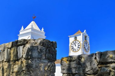13. yüzyılın saat ve çan kuleleri kale duvarının merlonları üzerinde yükselen Kale Ana Kilisesi 'nden Igreja Matriz de Santa Maria do Castelo-Saint Mary' yi kurdu. Tavira-Algarve-Portekiz.