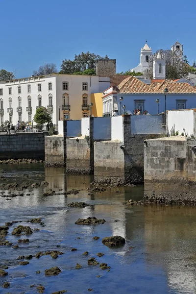 17世紀に再建された12世紀のローマ ローマ橋は 町の2つの部分を結ぶギラオ川にまたがっている タビラ市 アルガルヴェ州 ポルトガル — ストック写真