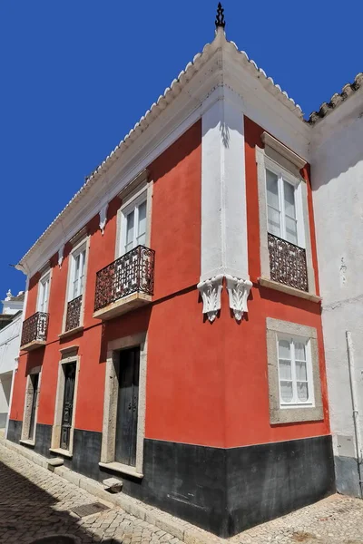 伝説的な建築 石畳の中の古典的なサンゴのピンク色の家内町ヴィラA DentroのRua Paio Peres Correiaまたは城の丘の南斜面の古い中心部 タビラ アルガルヴェ ポルトガル — ストック写真