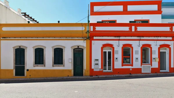 緑の木と白のPvc窓とドアを持つ黄色 白の色で新しく描かれた壮大な建築 ネオクラシック様式のタウンハウス Rua Porta Nova Street Tavira Algarve Portugal — ストック写真